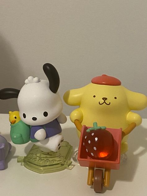 Pochacco Figurines, Pochacco And Pompompurin, Sanrio Figurine, Pompompurin Pochacco, Sanrio Pompompurin, Sanrio Stuff, Cute Sanrio, Diy Minecraft, Blind Boxes