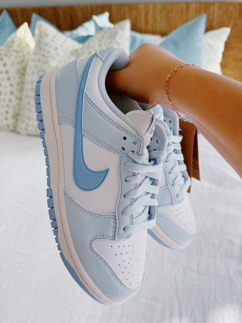 Nike Cute Shoes, Cute Spring Sneakers, Nike Girl Shoes, Cute Shoes Preppy, Cute Shoe Ideas, Cute Spring Shoes, Shoes For Summer 2024, Preppy Nikes