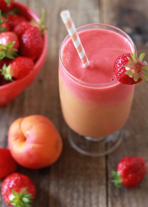 Strawberry Apricot Sunrise Smoothie - This simple, layered smoothie highlights summer produce at the peak of perfection! Sunrise Smoothie, Layered Smoothie, Apricot Smoothie, Cocktail Food, Apricot Recipes, Strawberry Summer, Munnar, Easy Smoothies, Smoothie Shakes