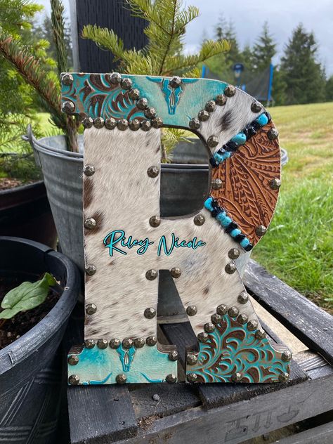 Projects With Horseshoes, Western Aztec Decor, Colorful Western Decor, Western Craft Ideas, Metal Letters Decor, Cow Hide Wall Decor Ideas, Western Decorating Ideas, Western Diys, Western Home Decor Diy