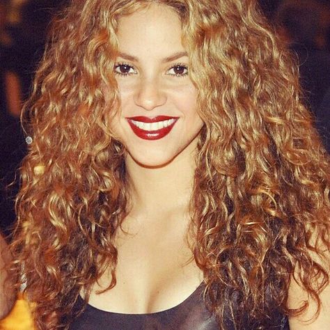 I just like her make up in this picture. Best Hairstyles For Curly Hair, Short Curly Hair Updo, Shakira Hair, Hair Icon, Natural Curls Hairstyles, Funky Hairstyles, Brooke Shields, Hairstyles For Curly Hair, Curly Hair Cuts