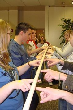 good group games: helium stick, human ladder, shark island, the couch game. from familyreunionhelper.com Large Group Games, Fun Team Building Activities, Youth Group Activities, Yw Activities, Youth Conference, Reunion Games, Team Building Games, Abc Games, Youth Games