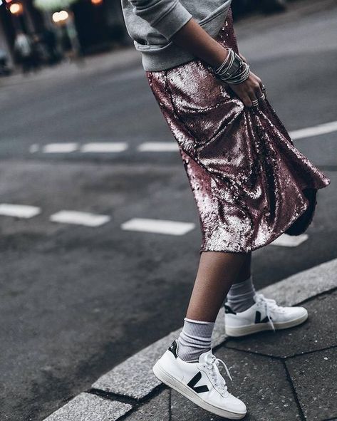 Modern Dress Patterns, Streetstyle Winter, Zapatillas Veja, Lace Long Skirt, High Stilettos, Veja Shoes, Fashion Petite, Veja Sneakers, Skirt And Sneakers