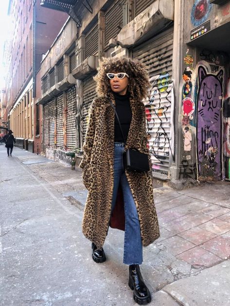 Coat Styles To Try Right Now Styling Coats, Print Coat Outfit, Leopard Coat Outfit, Saturday Ideas, Cheetah Print Coat, Mantel Outfit, Fur Coat Outfit, Mode Mantel, Leopard Print Outfits