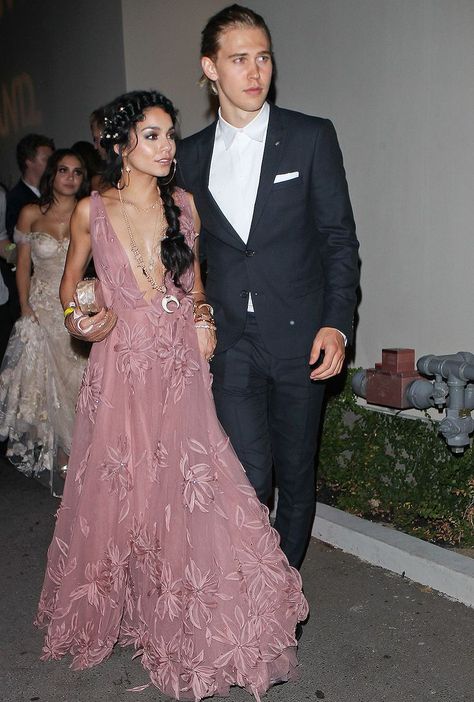 Vanessa + Austin couple style goals Estilo Vanessa Hudgens, Vanessa Hudgens And Austin Butler, Vanessa Hudgens Style, Burning Men, Vanessa Hudgens, Mode Inspo, Elie Saab, Rehearsal Dinner, Hippie Style