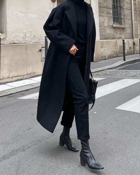 All Black Outfits For Women, Stile Kendall Jenner, Looks Hip Hop, Doc Martens Outfit, Black And White Outfit, Walking Down The Street, Simple Fall Outfits, Elegante Casual, Minimal Outfit