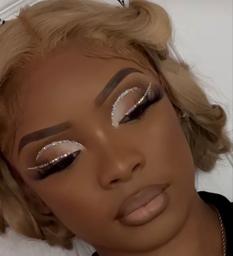 Makeup For Girls, Prom Eyes, Maquillage Yeux Cut Crease, Birthday Makeup Looks, Gold Makeup Looks, Face Beat Makeup, Natural Glam Makeup, Glitter Makeup Looks, Prom Eye Makeup