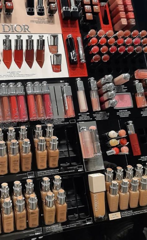 Best Dior Makeup Products, Dior Mekaup, Dior Makeup Looks, Dior Her, Expensive Makeup Brands, Dior Addict Ultra Gloss, Sephora Dior, Dior Lip Oil, Anastasia Makeup