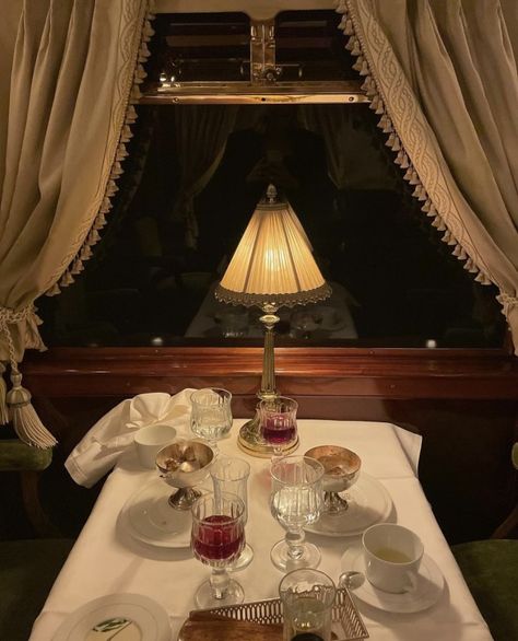 honeysuffer Belmond Train, Dinner On The Go, Venice Simplon, Simplon Orient Express, Spiritual Care, Romantic Dinner Recipes, Dinner Dates, Romantic Date Ideas, Old Train