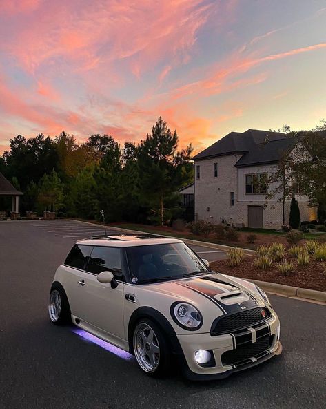 Mini Cooper Accessories, Mini Cooper Custom, Mini Copper, Tiny Cars, First Cars, Carros Vintage, Girly Car, Mini Coopers, Car Goals