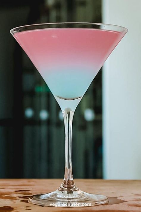 Trans Pride Cocktail Recipe | Vega Recepten Pride Coffee Drinks, Trans Party Ideas, Rainbow Cocktail Recipe, Pride Cocktail Recipes, Cocktail Themes, Pride Recipes, Pride Drinks, Pride Cocktails, Trans Party