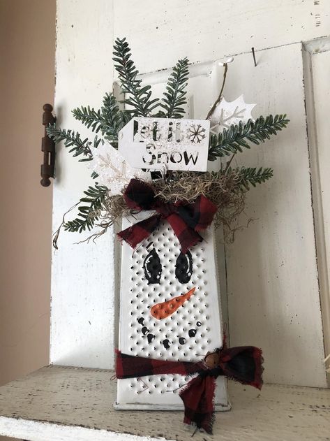 Cheese Grater Crafts, Elf On The Shelf Snowman, Farmhouse Ornaments, Diy Snowman, Santa Decorations, Cheese Grater, Snowman Decorations, Snowman Crafts, Cute Snowman