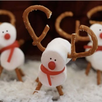 20_Seas_Reindeer_3cc9db90358955156b3e4f0b46005789 Shrimp Kabobs, Snowman Cupcakes, Gingerbread House Designs, Reindeer Cookies, Edible Crafts, Holiday Snacks, Food Easy, Christmas Gingerbread House, Easy Shrimp