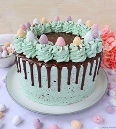 Easter Cake Designs, Easter Cake Decorating, Chocolate Easter Cake, Ganache Drip, Easter Snacks, Easter Desserts, Egg Cake, Easter Baking, Vanilla Sponge