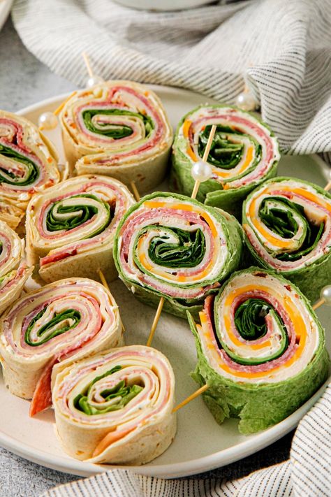 Pinwheel sandwiches are made by spreading a flavorful combination of ingredients onto large tortillas, which are then tightly rolled and sliced into spirals. Often served as appetizers, they're perfect for potlucks, parties, picnics, lunch, or on-the-go snacks. 📌 Pin this easy recipe now! Tortilla Sandwiches, Recept Sandwiches, Easy Picnic Food, Scuba Vbs, Pinwheel Sandwiches, Picnic Snacks, Birthday Snacks, Lunch Party, Easter Lunch