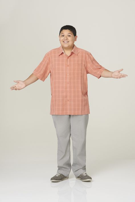 Modern Family - Season 6 Promo Modern Family Promo Photos, Modern Family Funny Pictures, Cam Modern Family, Celebrity Poses, Pinterest Icons, Rico Rodriguez, Ed O Neill, Honest Reaction, Me Core