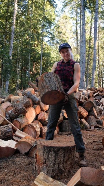 Female Lumberjack Aesthetic, Female Lumberjack, Lumberjack Woman, Lumberjack Aesthetic, Canada Cabin, Women Reference, Manifesting Board, Wood Chop, Lumberjack Style