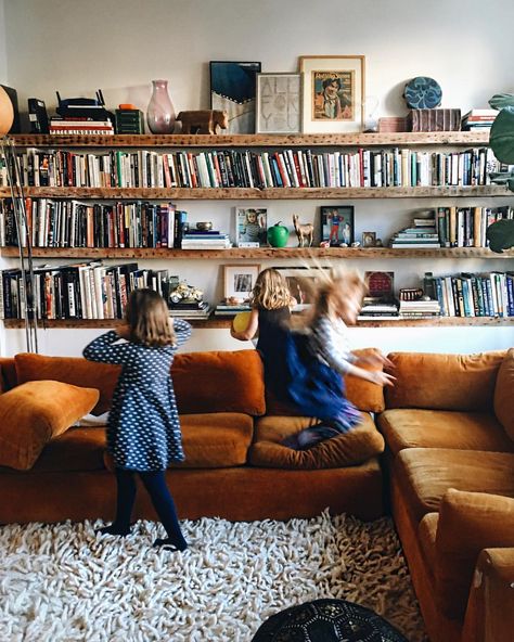 Shelves Above Couch, Sofa Shelf, Flat Inspiration, Dream House Aesthetic, Floating Bookshelves, Above Couch, Wood Bookshelves, Tech Branding, Bookcase Wall