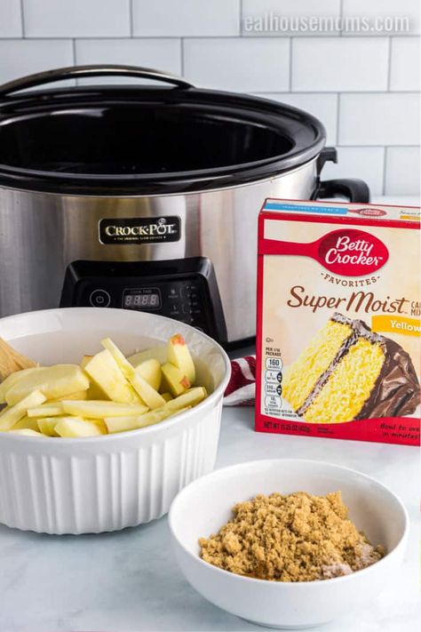 Crock Pot Apple Crumble, Crock Pot Apple Crisp With Cake Mix 3 Ingredients, Crock Pot Apple Cobbler, Crock Pot Cake, Apple Crockpot Recipes, Cinnamon Cobbler, Crockpot Cobbler, Fresh Apple Recipes, Slow Cooker Apple Cobbler