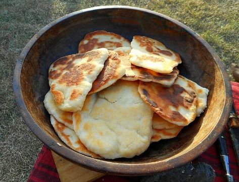 How to Throw a Medieval Style Dinner Party – Plum Deluxe Tea Medieval Breakfast, Medieval Bread, Historical Food, Viking Food, Medieval Banquet, Medieval Recipes, Medieval Party, Ancient Recipes, Dinner Party Themes