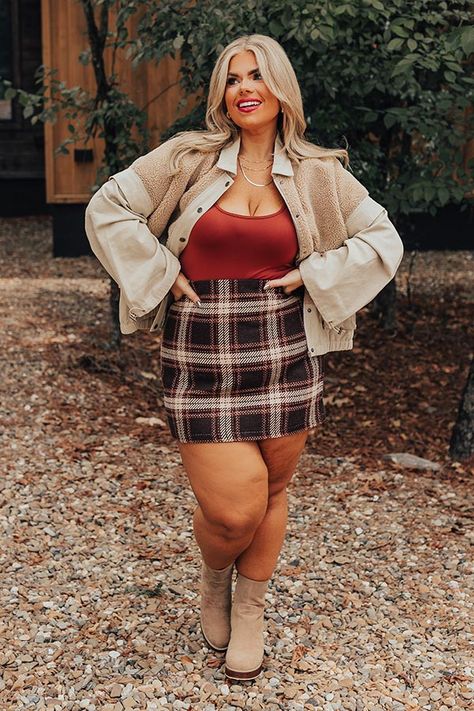 Current Plus Size Fashion Trends, Plus Size Fall Outfit Photoshoot, Friendsgiving Outfit Ideas Midsize, Plus Size Romantic Style, How To Wear Skirts In Winter, Winter Fashion Skirts, Salem Outfits Fall, Plaid Skirt Outfit Fall, Thanks Giving Outfits Women