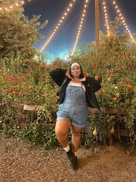 Plus Size Short Overalls Outfit, Overall Plus Size Outfit, Overalls Outfit Summer Plus Size, Overalls Plus Size Outfit, 70s Style Plus Size, Summer Festival Outfit Ideas Plus Size, Plus Size Outdoor Outfits, 70s Plus Size Fashion, Overalls Outfit Plus Size