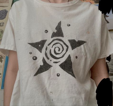 Draw On T Shirts Ideas, Diy White Shirt Paint, Shirt Painting Ideas Y2k, T Shirt Painting Design, Diy Shirt Designs Aesthetic, Painting On Tank Top, Stencil T Shirt, Punk T Shirt Design, Clothes Painted With Bleach