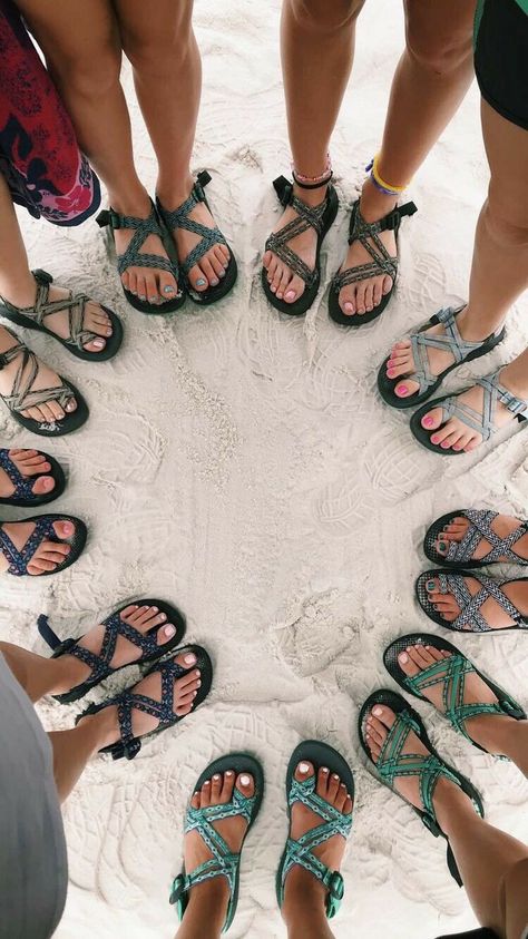 Cute Chacos Sandals, Chacos Sandals Outfit, Granola Girl Shoes, Cute Chacos, Chacos Outfit, Yoga Pants Outfit Casual, Granola Aesthetic, Pants Outfit Aesthetic, Granola Girl Aesthetic