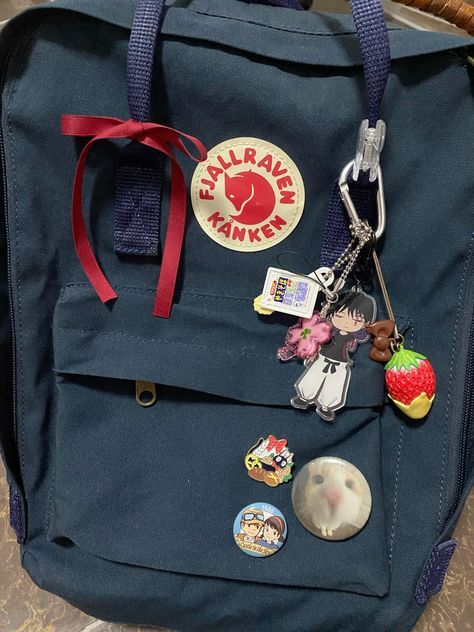 Decorated Kanken Backpack, Aesthetic Fjallraven Kanken, Kanken Backpack Decoration, Kanken Decoration, Kanken Bag Aesthetic, Fjallraven Kanken Backpack Aesthetic, Fjallraven Kanken Aesthetic, Bag With Pins Aesthetic, Bag Keychain Aesthetic