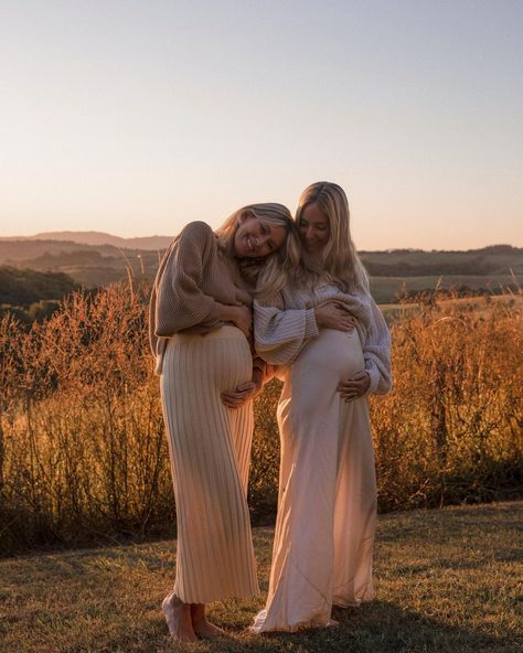 @stephina no Instagram: “2 new little cousins in our belly’s 🥰” Sister Pregnancy Photos, Sister Maternity Pictures, Friend Pregnancy Photos, Pregnant Best Friends, Baby Bump Photoshoot, Pregnant Sisters, Maternity Photography Poses Pregnancy Pics, Couple Pregnancy Photoshoot, Baby Bump Photos