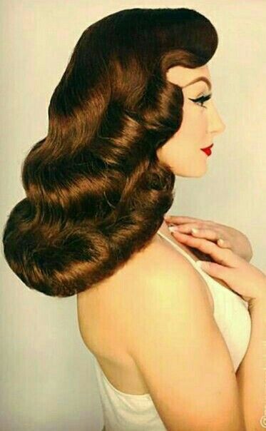 Vintage Hair for Round Faces: Flattering Styles to Slim Your Face (Target specific face shapes) 1940s Hairstyles For Long Hair, 1950’s Hair, Slim Your Face, Hair Aesthetics, Old Hollywood Hair, 40s Hairstyles, 1950s Hairstyles, 50s Hairstyles, Vintage Curls