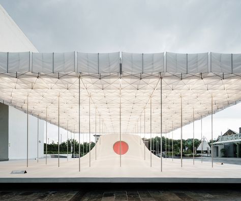 Shen Ting Tseng Architects' pavilion "floats" above a plaza at the Taipei Fine Arts Museum Floating Pavilion, Temporary Structures, Taipei City, New Museum, Taipei Taiwan, Facade Design, Land Art, Museum Of Fine Arts, Taipei