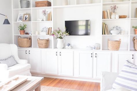 How to style built ins decorate with me video #summerdecor #farmhouse #livingroom #builtins #bookshelves Built Ins Styling, Buffet Built In, Ikea Farmhouse, Styling Bookshelves, Shiplap Wall Diy, Styling Shelves, Decorating Bookshelves, Stone Creek, Craftsman Style Home