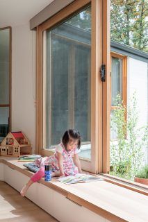 Doncaster House by Inbetween Architecture Balcon Mic, Window Seat Design, Window Benches, Melbourne House, Kitchen Window, Lounge Room, Window Design, Window Seat, Bay Window