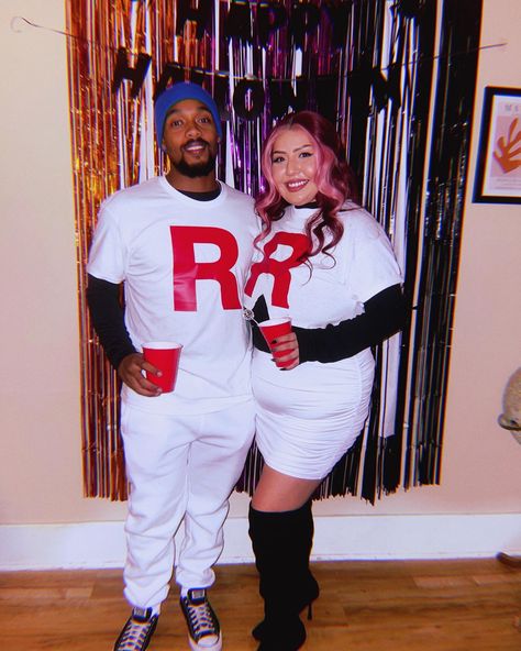 DIY Pokémon James and Jessie Team Rocket costume/cosplay idea Team Rocket Couple Costume, Jessie And James Costume, Team Rocket Costume, Team Rocket Cosplay, Jessie Team Rocket, Rocket Costume, Jessie And James, Cosplay Idea, Pokemon Diy