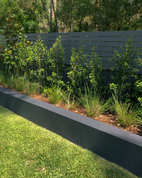 Front Garden Retaining Wall Ideas, Contemporary Retaining Wall, Plant Retaining Wall, Low Front Yard Fence, Garden Bed Retaining Wall, Retaining Wall Garden Bed, Black Retaining Wall, Small Retaining Wall Ideas, Low Garden Wall