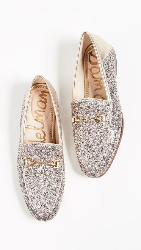 Toss Your Heels Aside: These 14 Glitter Flats Will Get You Through the Holidays Like a Pro Shoes Trends, Glitter Fashion, Trending Womens Shoes, Glitter Flats, Glitter Shoes, Shoe Fits, Womens Shoes High Heels, Hot Shoes, Shoe Closet