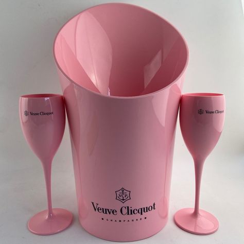 Brand New In Plastic Veuve Clicquot Pink Rose Acrylic Plastic Bucket And Flutes Set. Hand Wash Only. Usually Ships Out Same Or Next Business Day Veuve Clicquot Party, Hello Kitty Party Favors, Favor Bags Birthday, Disney Cupcakes, Birthday Treat Bags, Cupcake Birthday Cards, Veuve Clicquot Champagne, Champagne Ice Bucket, Plastic Champagne Flutes