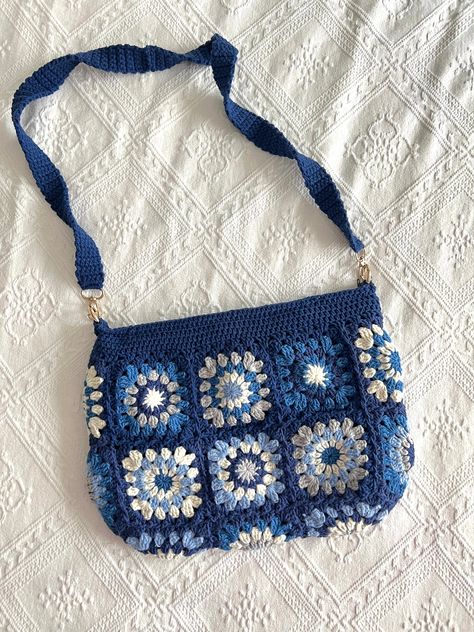 Crochet Cross Body Purse, Crochet Sale Ideas, Girl Hobbies, Sac Granny Square, Granny Square Haken, Mode Crochet, Crochet Gratis, Crochet Fashion Patterns, Granny Square Crochet Pattern