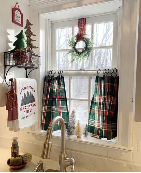 Decoration Ideas For Christmas, Christmas Kitchen Decor Ideas, Cozy Christmas Decor, Cabin Christmas, Christmas Kitchen Decor, Country Christmas Decorations, Cottage Christmas, Fresh Christmas Trees, Kitchen Cafe