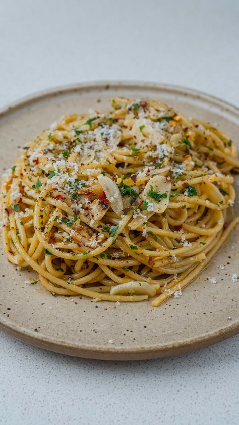 Spaghetti Aglio e Olio — Bread Bake Beyond Olio Pasta, Veg Crispy, Aglio E Olio Recipe, Pasta Aglio E Olio, Pasta Aglio, Spaghetti Aglio E Olio, Dinner Party Dishes, Spaghetti Aglio, Aglio E Olio