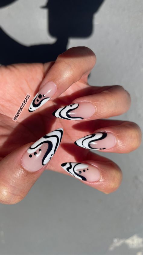 Almond Nail Art, Line Nail Art, Abstract Nails, Abstract Nail, Abstract Nail Art, Edgy Nails, Lines On Nails, Almond Nails Designs, Nagel Inspo