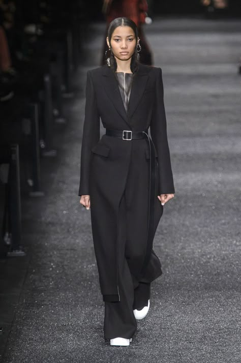 Runway Fashion Couture, Mode Chanel, Looks Street Style, Black Suit, Street Style Inspiration, Looks Chic, 가을 패션, Fall 2017, Suit Fashion