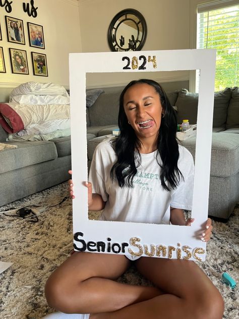 Senior Sunrise Decorations, Senior Sunrise Crowns, Senior Sunrise Ideas, Senior Sunrise Signs, First Day Of Highschool, Senior Sunrise Photo Frame, Senior Year Fun, Sunrise Photos, Senior Year