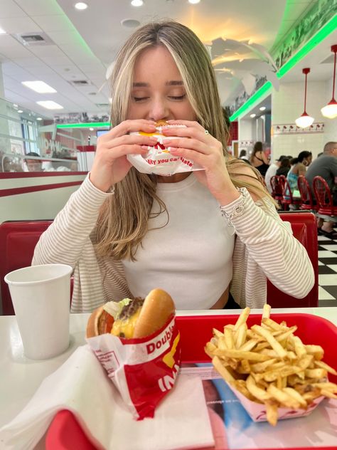 Mcdonald's Aesthetic, In And Out Burger, King Pic, Eating Food Funny, Vegas Food, Food Photoshoot, Video Call With Boyfriend Screen Photo, People Food, People Eating