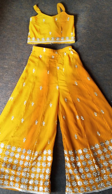 Haldi Dress For Girl, Yellow Indian Outfit For Haldi Simple, Indian Haldi Outfits Sisters, Haldi Wear For Bridesmaid, Simple Haldi Outfit Ideas, Kids Haldi Outfit, Unique Haldi Outfits For Bride Sister, Yellow Haldi Outfit For Sister, Designer Yellow Dress For Haldi Function