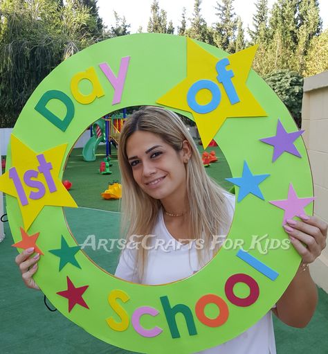 First day of school. Stars. School Photo Frame Ideas, Back To School Photo Frame, Preschool First Day Of School, Photo Frame Ideas, School Photo Frames, Preschool First Day, First Day Of School Pictures, Kindergarten Decorations, School Board Decoration