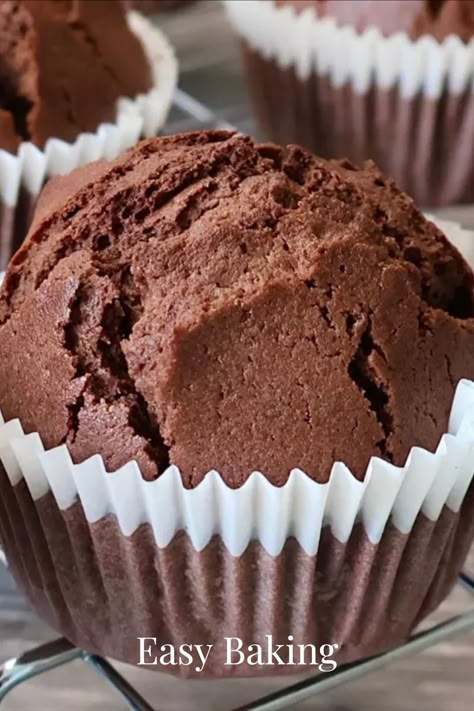 chocolate muffin Simple Chocolate Muffin Recipe, Simple Chocolate Muffins, Chocolate Muffins Easy, Muffins Recipes Easy, Easy Chocolate Chip Muffins, Chocolate Muffins Moist, Homemade Chocolate Muffins, Plain Muffins, Choc Muffins