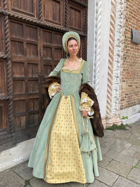 Tudor Period Fashion, 1300s Dress, Tudor Period Outfit, 1700 Dress, Elizabethan Fashion, British Costume, Tudor Dress, Tudor Fashion, Royalty Dress