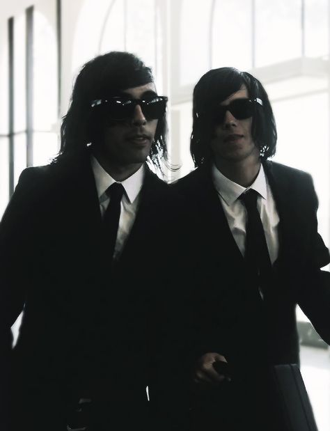 Kellin Quinn & Vic Fuentes King For a Day..they look so good in suits King For A Day, Kellin Quinn, Vic Fuentes